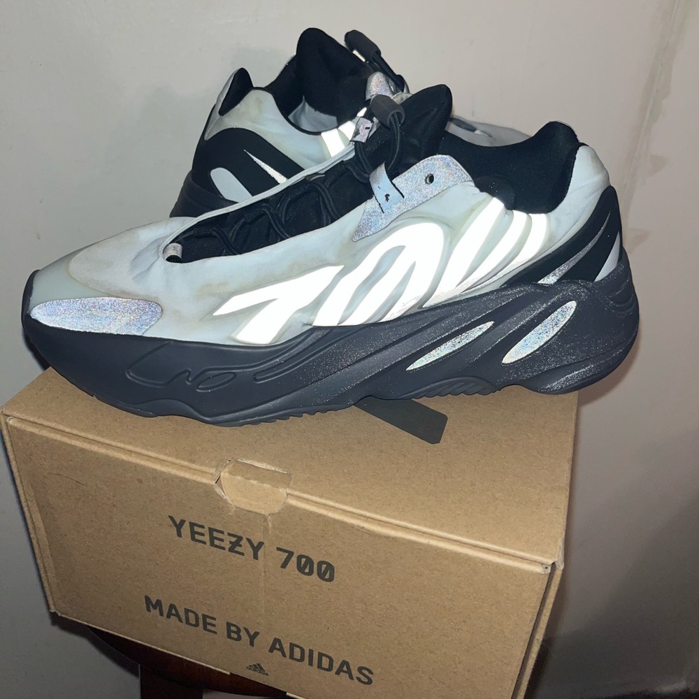 Adidas YEZZY Boost 700 MNVN ‘BLUE Tint’ GZ0711.        100% Authentic
